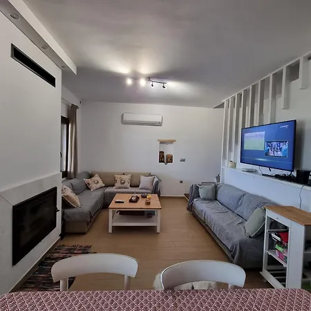 بيت للعطل Mikiverna Beachfront Family Maisonette *